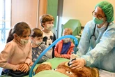 Wenn 1200 kleine Ärzte Stofftiere retten: Große OP-Stunde im Teddykrankenhaus