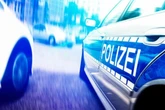 Halbnackter schreit betrunken beim Klettern die Nachbarschaft wach