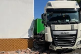 Stockbesoffen mit Sattelzug in Hauswand gekracht: Fahrer hatte 3,4 Promille!