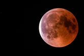 Totale Mondfinsternis: Blutroter Himmelskörper am Sonntagabend