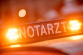 Familienauto kracht gegen Baum, Vater schwer verletzt