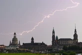 Hitzeblog für Dresden: Gewitter sorgt für entwurzelte Bäume und überflutete Straße