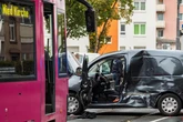 Tram kracht gegen Mercedes: Ein Mensch bei Unfall in Frankfurt verletzt