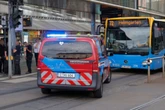 Schwerer Unfall an Chemnitzer Zenti: Mann landet zwischen Bahnsteig und Bus