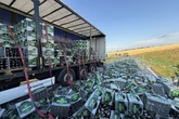 Bierchaos: Lkw verliert Ladung, 400 Kästen Becks liegen auf der Straße