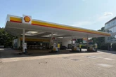 Bewaffneter Überfall auf Tankstelle! Täter flieht mit geringer Beute
