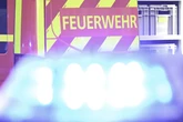 Kind (1) stürzt aus zweitem Stock in die Tiefe und wird schwer verletzt