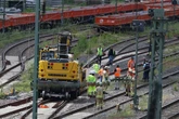Unfall-Drama auf Bahnstrecke: Bagger trennt Gleisarbeiter Fuß ab