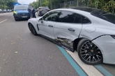 Opel kracht in Ford und Porsche: Drei Verletzte bei Unfall in Stuttgart