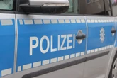 Lebensbedrohlich verletzt: Mann prallt mit Auto gegen Baum