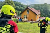 Noch ein Blitzeinschlag! Haus fängt Feuer, Bewohner versucht noch zu löschen