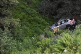 Von Hund abgelenkt: Paar stürzt mit BMW in Schlucht