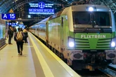 Flixtrain fährt früher als geplant ab - Reisende rennen zum Bahngleis, sind aber zu spät