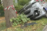Schwerer Unfall: Frau und Kind krachen mit Auto gegen Baum