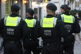 Mann randaliert vor Kiosk und greift dann Polizisten an: Beamtin verletzt