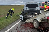 Anhänger löst sich auf B249 und kracht in Gegenverkehr: VW-Fahrerin verletzt