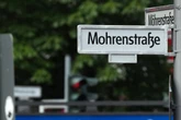 Droht Umbenennung zu scheitern? Sechs offene Klagen für Mohrenstraße