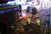 Lagerhalle brennt lichterloh, doch Feuerwehr bleibt stecken