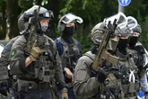 Polizei stürmt Wohnungen in Köln: Schusswaffen und Munition sichergestellt - Teenager verletzt