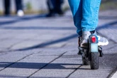 Mehrere Menschen bei Unfällen mit E-Scootern erheblich verletzt: Polizei fahndet nach Mann