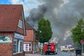 Großeinsatz der Feuerwehr: Explosionen und dichte Rauchwolke