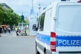 Mann vermutet Einbrecher und will ihn abschrecken, doch dann schießt dieser auf die Tür