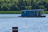 Suff-Fahrer fährt Schlangenlinien und baut Unfälle ... mit seinem Hausboot