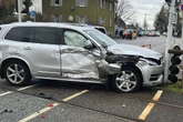 Volvo missachtet Ampel und kracht in Stadtbahn: Eine Insassin leicht verletzt