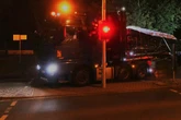 Schwerlasttransport steckt fest und blockiert Kreuzung