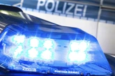 Kurioser Polizeieinsatz: Frau klaut Nummernschild und kuschelt damit im eigenen Bett