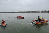 Dramatischer Einsatz auf dem Rhein: Person geht vor Augen von Rettern unter
