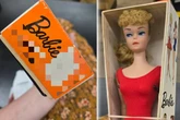 Frau findet uralte Barbie in Geschäft: Als sie auf die Unterseite der Verpackung blickt, bleibt ihr das Herz stehen