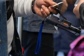 Fahrt ohne Ticket: Polizei entdeckt zufällig einen gesuchten Mann