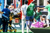 Krankenwagen auf dem Spielfeld: Torhüter bleibt nach schlimmem Zusammenstoß regungslos liegen