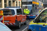Radfahrerin kracht frontal in Straßenbahn und wird schwer verletzt