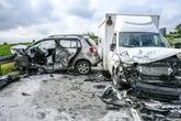 Frontalcrash im Gegenverkehr: Für Mann kommt jede Hilfe zu spät, drei Verletzte