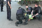 Mann zückt Messer an U-Bahn-Station! Spezialeinheit überwältigt ihn