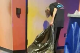 85-Jährige schuftet im Kino, um über die Runden zu kommen: Heimliches Video ändert alles