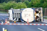Tanklaster mit 18.000 Litern Chemikalien umgekippt: Autobahn stundenlang gesperrt