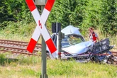 Crash an Bahnübergang: Auto und Zug mit 200 Fahrgästen krachen zusammen