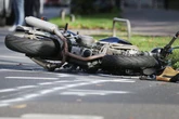 Motorrad geht nach Unfall in Flammen auf - doch der Fahrer flüchtet