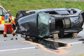Auto überschlägt sich auf der Autobahn: Drei Personen teils in Lebensgefahr