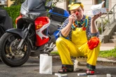 Das ist gar nicht lustig! Wer hat Fridolins rote Clownsschuhe geklaut?