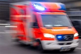 Frau überfährt Mann in Tiefgarage, parkt ihr Auto und geht: Schwerstverletzter bleibt zurück