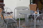 Streit vor Imbiss eskaliert: Männer gehen mit Tischen und Stühlen aufeinander los
