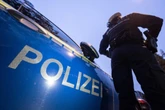 Festgefahren: Autodiebe landen im Feld und flüchten zu Fuß