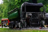Plötzlich Feuer gefangen: Teer-Laster brennt komplett aus
