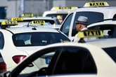 Demo wegen Uber und Bolt: Taxifahrer "wissen nicht mehr, wie sie ihre Miete bezahlen sollen"