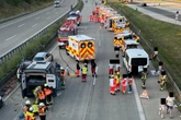 Neun Verletzte nach Unfall auf A9: Wohnmobil-Fahrer fährt ungebremst in Stauende