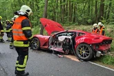 Ferrari kracht gegen Baum: Mann schrottet Luxuskarre und wird schwer verletzt